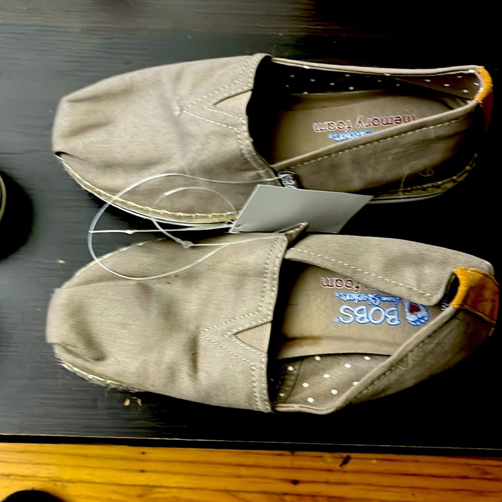 Bob’s from Skechers Memory foam taupe shoes/women size 6 “Breeze”